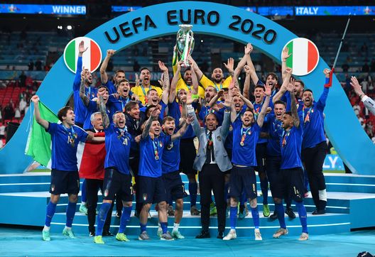 LONDON, ENGLAND - JULY 11: Giorgio Chiellini, Captain of Italy lifts The Henri Delaunay Trophy following his team's victory in the UEFA Euro 2020 Championship Final between Italy and England at Wembley Stadium on July 11, 2021 in London, England. (Photo by Claudio Villa/Getty Images) LONDON, ENGLAND - JULY 11: Giorgio Chiellini, Captain of Italy lifts The Henri Delaunay Trophy following his team's victory in the UEFA Euro 2020 Championship Final between Italy and England at Wembley Stadium on July 11, 2021 in London, England. (Photo by Claudio Villa/Getty Images)