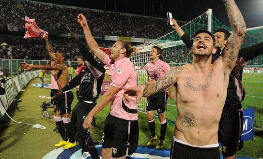 I giocatori del Palermo (in foto: Pinilla, Pastore, Balzaretti, Bacinovic, Hernandez e Benussi) festeggiano sotto la Curva Nord Pastore