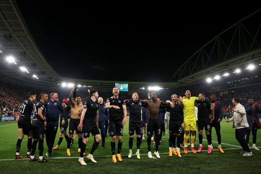 ALKMAAR, NETHERLANDS - MAY 18: Players of West Ham United celebrate victory after the UEFA Europa Conference League semi-final second leg match between AZ Alkmaar and West Ham United at AFAS Stadion on May 18, 2023 in Alkmaar, Netherlands. (Photo by Dean Mouhtaropoulos/Getty Images)