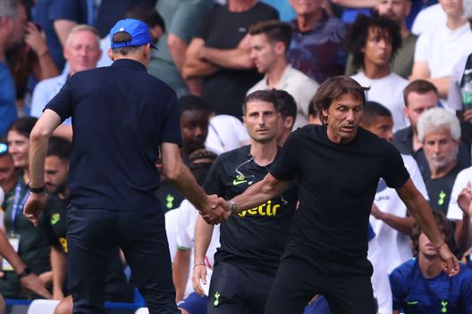 LONDON, ENGLAND - AUGUST 14: Chelsea Head Coach Thomas Tuchel and Tottenham Hotspur Head Coach Antonio Conte clash after the Premier League match between Chelsea FC and Tottenham Hotspur at Stamford Bridge on August 14, 2022 in London, United Kingdom. (Photo by Marc Atkins/Getty Images) Tuchel nervoso: “Quando dai la mano ci si guarda negli occhi. Il rosso è una delle tante decisioni ridicole” - immagine 1