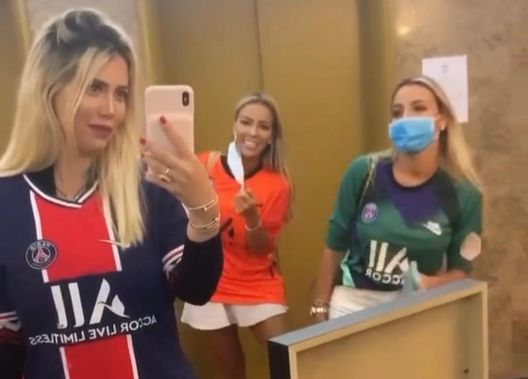 Capitana delle wags, il gesto di Wanda per accogliere Pilar e Sergio Ramos al Psg Capitana delle wags, il gesto di Wanda per accogliere Pilar e Sergio Ramos al Psg
