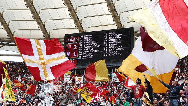 ROME - APRIL 11: Supporters of AS Roma celebrate the victory after the Serie A match between AS Roma and Atalanta BC at Stadio Olimpico on April 11, 2010 in Rome, Italy. (Photo by Paolo Bruno/Getty Images) Roma-Atalanta, da gemellate a rivali: la storia della rottura - immagine 1