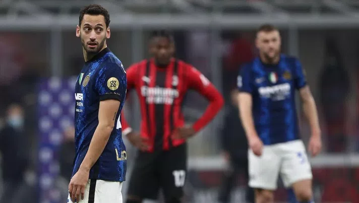 Milan, la Curva Sud ancora soffre Calhanoglu: striscione offensivo dopo il derby - immagine 1