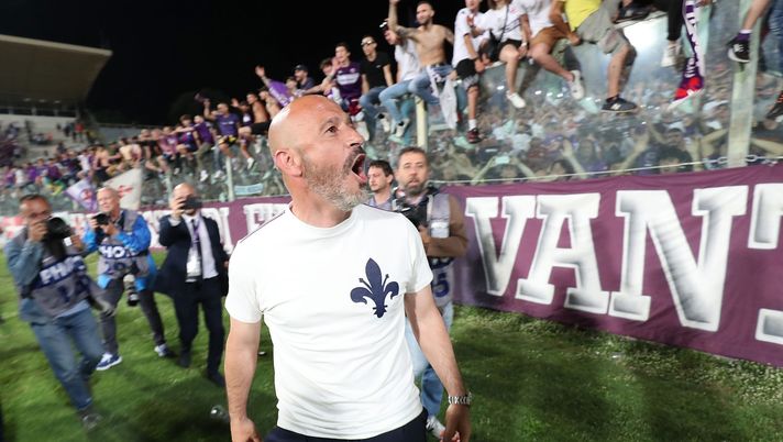 FLORENCE, ITALY - MAY 21: Vincenzo Italiano manager of ACF Fiorentina celebrates the victory after during the Serie A match between ACF Fiorentina and Juventus at Stadio Artemio Franchi on May 21, 2022 in Florence, Italy. (Photo by Gabriele Maltinti/Getty Images) Vincenzo Italiano
