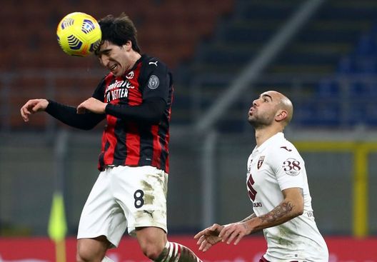  MILAN, ITALY - JANUARY 12: Sandro Tonali of A.C. Milan wins a header over Simone Zaza of Torino F.C. during the Coppa Italia match between AC Milan and Torino FC at Stadio Giuseppe Meazza on January 12, 2021 in Milan, Italy. Sporting stadiums around Italy remain under strict restrictions due to the Coronavirus Pandemic as Government social distancing laws prohibit fans inside venues resulting in games being played behind closed doors. (Photo by Marco Luzzani/Getty Images) 