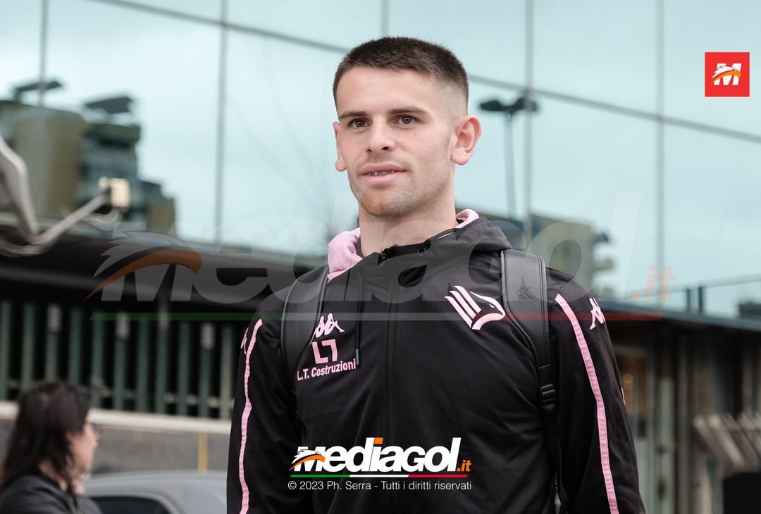 FOTO Cagliari-Palermo, i Rosanero in partenza dal “Renzo Barbera” (GALLERY) - immagine 27