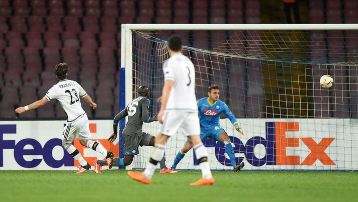 NAPLES, ITALY - DECEMBER 10: Legia Warszawa's player Stojan Vranjes Higuain scores the goal of 3-1 during the UEFA Europa League Group D match between SSC Napoli and Legia Warszawa on December 10, 2015 in Naples, Italy. (Photo by Francesco Pecoraro/Getty Images) Napoli-Legia Varsavia, un solo precedente: quando Sarri calò il pokerissimo - immagine 1