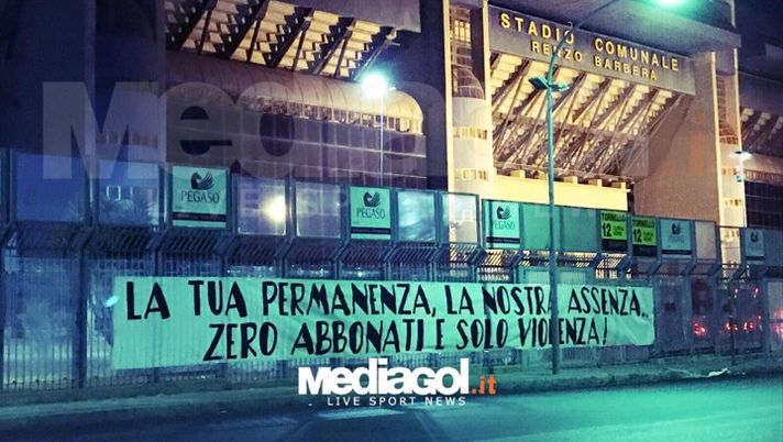 Striscione apparso allo stadio Renzo Barbera Striscione apparso allo stadio Renzo Barbera
