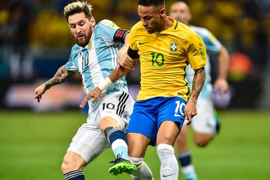 BELO HORIZONTE, BRAZIL - NOVEMBER 10: Neymar #10 of Brazil and Messi #10 of Argentina battle for the ball during a match between Brazil and Argentina as part 2018 FIFA World Cup Russia Qualifier at Mineirao stadium on November 10, 2016 in Belo Horizonte, Brazil. (Photo by Pedro Vilela/Getty Images) BELO HORIZONTE, BRAZIL - NOVEMBER 10: Neymar #10 of Brazil and Messi #10 of Argentina battle for the ball during a match between Brazil and Argentina as part 2018 FIFA World Cup Russia Qualifier at Mineirao stadium on November 10, 2016 in Belo Horizonte, Brazil. (Photo by Pedro Vilela/Getty Images)