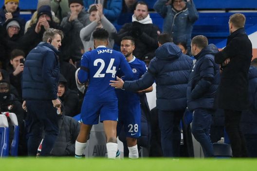 LONDON, ENGLAND - DECEMBER 27: Reece James of Chelsea is replaced by team mate Cesar Azpilicueta after picking up an injury during the Premier League match between Chelsea FC and AFC Bournemouth at Stamford Bridge on December 27, 2022 in London, England. (Photo by Justin Setterfield/Getty Images) Chelsea in ansia per Reece James. Potter: “Sono preoccupato, incrociamo le dita e aspettiamo” - immagine 1