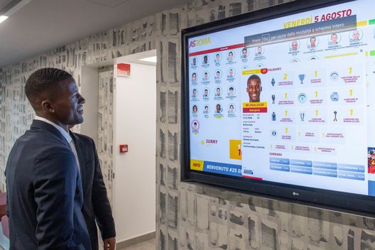 Getty Images Roma, Wijnaldum ammira i trofei vinti da Mourinho – FOTO- immagine 2