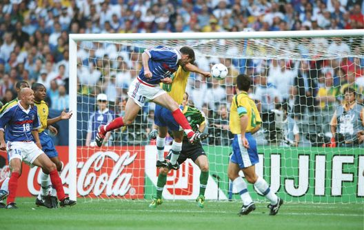 PARIS, FRANCE - JULY 12: WM FRANCE 1998, FINALE, Paris; BRASILIEN - FRANKREICH (BRA - FRA) 0:3; TOR zum 0:1 durch Zinedine ZIDANE/FRA (Photo by Bongarts/Getty Images) PARIS, FRANCE - JULY 12: WM FRANCE 1998, FINALE, Paris; BRASILIEN - FRANKREICH (BRA - FRA) 0:3; TOR zum 0:1 durch Zinedine ZIDANE/FRA (Photo by Bongarts/Getty Images)