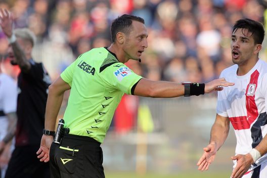 L'arbitro Abisso di Palermo ha diretto anche Cagliari-Milan della passata stagione L'arbitro Abisso di Palermo ha diretto anche Cagliari-Milan della passata stagione