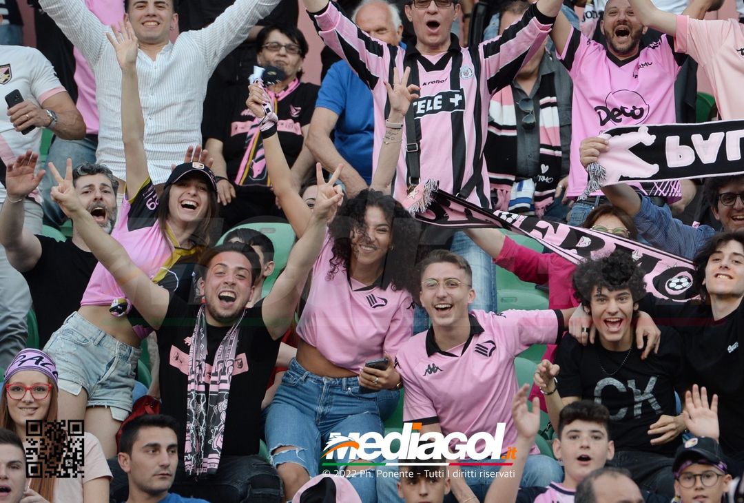 Fototifo, i tifosi allo stadio per Palermo-Feralpisaló 1-0 (gallery) - immagine 44