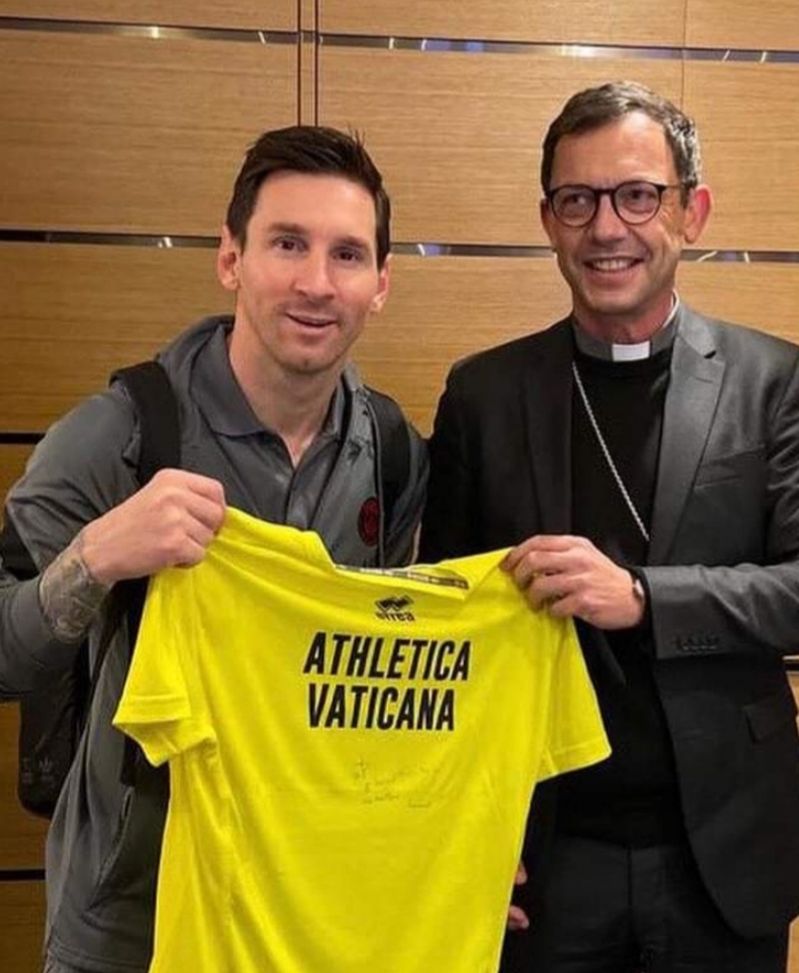 Papa Francesco “benedice” Messi: in dono la maglia vaticana- immagine 2