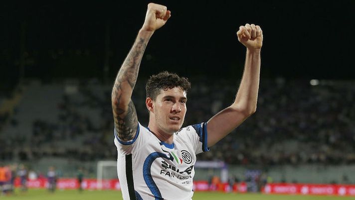 FLORENCE, ITALY - SEPTEMBER 21: Alessandro Bastoni of FC Internazionale celebrate the victory during the Serie A match between ACF Fiorentina v FC Internazionale on September 21 in Florence, Italy. (Photo by Gabriele Maltinti/Getty Images) Inter, Bastoni è tornato e cosa filtra verso il Cagliari: “Sto bene, la gamba va bene” - immagine 1