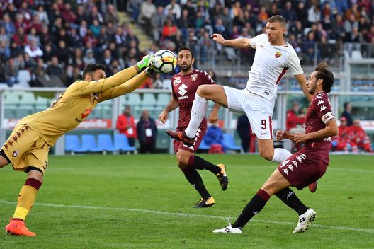  TURIN, ITALY - OCTOBER 22: Salvatore Sirigu (L) of Torino FC in action against Edin Dzeko of AS Roma during the Serie A match between Torino FC and AS Roma at Stadio Olimpico di Torino on October 22, 2017 in Turin, Italy. (Photo by Valerio Pennicino/Getty Images) 
