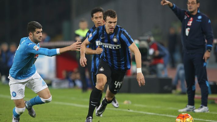 NAPLES, ITALY - NOVEMBER 30: Elseid Hysaj (L) of Napoli competes for the ball with Ivan Perisic of Inter during the Serie A match between SSC Napoli and FC Internazionale Milano at Stadio San Paolo on November 30, 2015 in Naples, Italy. (Photo by Maurizio Lagana - Inter/FC Internazionale via Getty Images) Tensione in casa Inter, tiene banco il rinnovo di Perisic: l’attacco velato di Biasin - immagine 1
