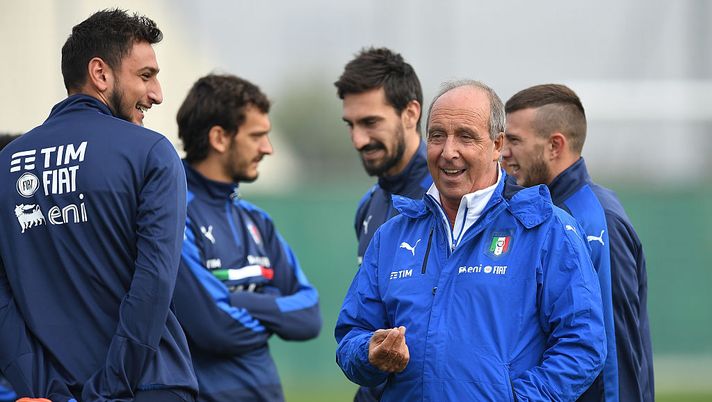 VINOVO, ITALY - OCTOBER 08:  Italy head coach Giampiero Ventura (R) talks with Gianluigi Donnarumma during an Italy training session at Juventus Center Vinovo on October 8, 2016 in Vinovo, Italy.  (Photo by Valerio Pennicino/Getty Images)  VINOVO, ITALY - OCTOBER 08:  Italy head coach Giampiero Ventura (R) talks with Gianluigi Donnarumma during an Italy training session at Juventus Center Vinovo on October 8, 2016 in Vinovo, Italy.  (Photo by Valerio Pennicino/Getty Images)