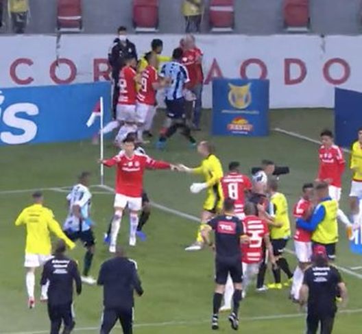 Derby di Porto Alegre: l’Internacional inguaia il Gremio, giocatori in festa con le…bare e la lettera B!- immagine 4