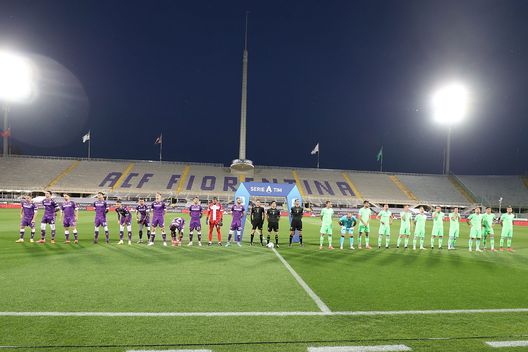 FLORENCE, ITALY - MAY 08: Players of Fiorentina and SS Lazio line up prior to the Serie A match between ACF Fiorentina and SS Lazio at Stadio Artemio Franchi on May 8, 2021 in Florence, Italy. Sporting stadiums around Italy remain under strict restrictions due to the Coronavirus Pandemic as Government social distancing laws prohibit fans inside venues resulting in games being played behind closed doors. (Photo by Gabriele Maltinti/Getty Images) FLORENCE, ITALY - MAY 08: Players of Fiorentina and SS Lazio line up prior to the Serie A match between ACF Fiorentina and SS Lazio at Stadio Artemio Franchi on May 8, 2021 in Florence, Italy. Sporting stadiums around Italy remain under strict restrictions due to the Coronavirus Pandemic as Government social distancing laws prohibit fans inside venues resulting in games being played behind closed doors. (Photo by Gabriele Maltinti/Getty Images)