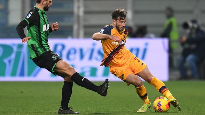 REGGIO NELL'EMILIA, ITALY - FEBRUARY 13: Matias Vina of AS Roma competes for the ball with Domenico Berardi of US Sassuolo during the Serie A match between US Sassuolo and AS Roma at Mapei Stadium - Citta' del Tricolore on February 13, 2022 in Reggio nell'Emilia, Italy. (Photo by Alessandro Sabattini/Getty Images) Mercato – Da Roma: Bologna su Vina - immagine 1