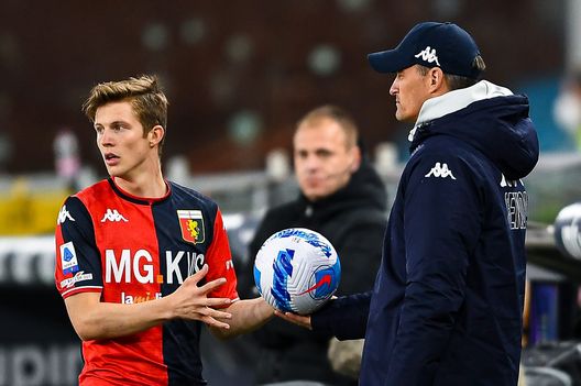 GENOA, ITALY - MARCH 18: Alexander Blessin head coach of Genoa (R) gives Morten Frendrup of Genoa the ball during the Serie A match between Genoa CFC and Torino FC at Stadio Luigi Ferraris on March 18, 2022 in Genoa, Italy. (Photo by Getty Images) Juric non trova spiegazioni e la fase down prosegue: Blessin trionfa con merito- immagine 3