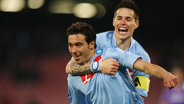 NAPLES, ITALY - MARCH 13:  Ezequiel Lavezzi (L) of SSC Napoli celebrates the opening goal with his teammate Marek Hamsik during the Serie A match between SSC Napoli and ACF Fiorentina at Stadio San Paolo on March 13, 2010 in Naples, Italy.  (Photo by Paolo Bruno/Getty Images) 