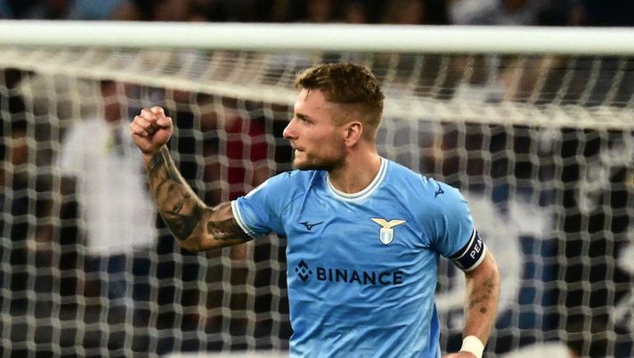 Lazio's Italian forward Ciro Immobile celebrates scoring his team's first goal during the Italian Serie A football match betwen Lazio and Hellas Verona at the Olympic stadium in Rome on September 11, 2022. (Photo by Vincenzo PINTO / AFP) (Photo by VINCENZO PINTO/AFP via Getty Images) DAI CAMPI – Novità Immobile, Dybala, Zalewski, Ceesay, Milik, Messias, Destro e out Barrow - immagine 1