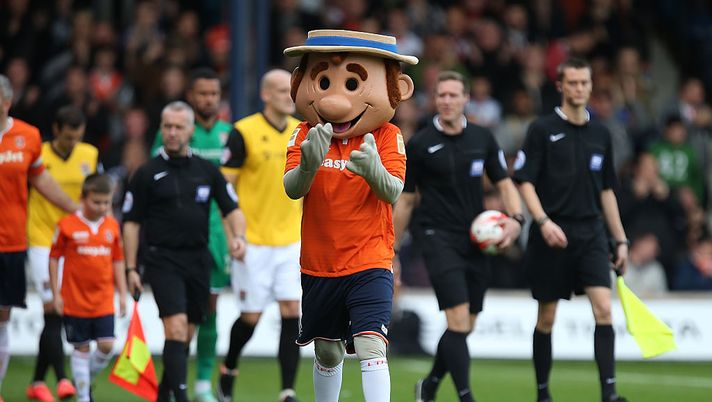 Luton Town-QPR 1-2, la divertente reazione della mascotte ai tifosi ospiti - immagine 1