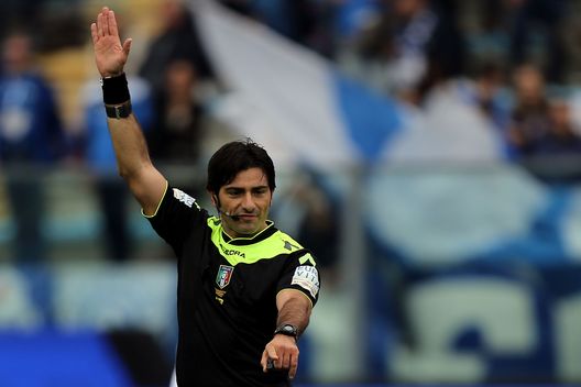 EMPOLI, ITALY - OCTOBER 23: Fabio Maresca referee gestures during the Serie A match between Empoli FC and AC ChievoVerona at Stadio Carlo Castellani on October 23, 2016 in Empoli, Italy. (Photo by Gabriele Maltinti/Getty Images) EMPOLI, ITALY - OCTOBER 23: Fabio Maresca referee gestures during the Serie A match between Empoli FC and AC ChievoVerona at Stadio Carlo Castellani on October 23, 2016 in Empoli, Italy. (Photo by Gabriele Maltinti/Getty Images)