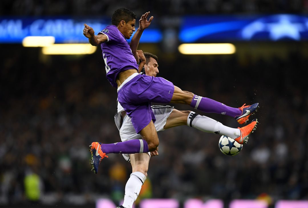  CARDIFF, WALES - JUNE 03: Raphael Varane of Real Madrid and Mario Mandzukic of Juventus battle for possession during the UEFA Champions League Final between Juventus and Real Madrid at National Stadium of Wales on June 3, 2017 in Cardiff, Wales.  (Photo by Laurence Griffiths/Getty Images) 