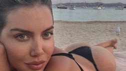 Wanda Nara, il bikini è mozzafiato. E poi la frecciata: “Molte volte il silenzio…”