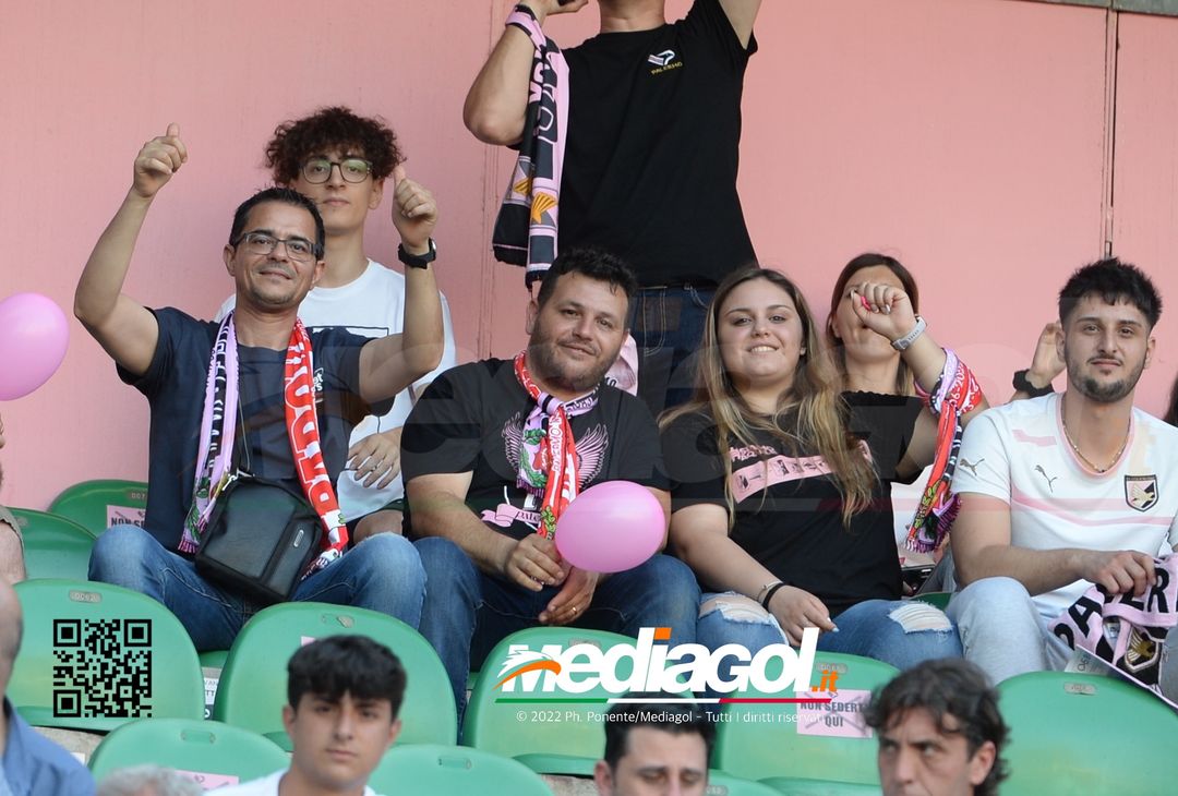 Fototifo, facce da Serie B. I tifosi allo stadio per Palermo-Padova 1-0 - immagine 12