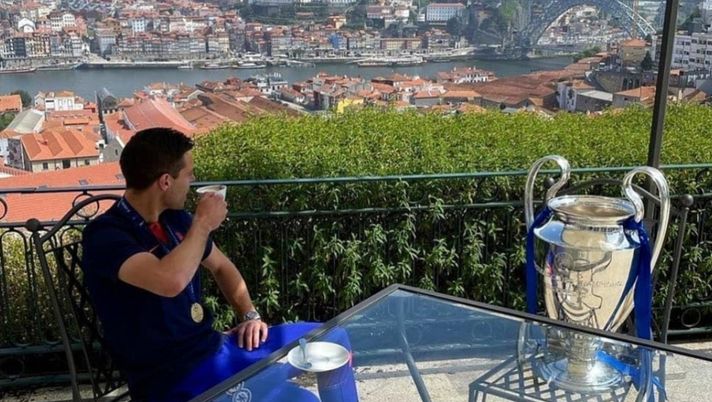 Good Morning Champions: Azpilicueta fa colazione con la Coppa 