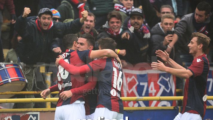 BOLOGNA, ITALY - NOVEMBER 20:  Mattia Destro # 10 of Bologna FC celebrates after scoring his team's first goal during the Serie A match between Bologna FC and US Citta di Palermo at Stadio Renato Dall'Ara on November 20, 2016 in Bologna, Italy.  (Photo by Mario Carlini / Iguana Press/Getty Images)  BOLOGNA, ITALY - NOVEMBER 20:  Mattia Destro # 10 of Bologna FC celebrates after scoring his team's first goal during the Serie A match between Bologna FC and US Citta di Palermo at Stadio Renato Dall'Ara on November 20, 2016 in Bologna, Italy.  (Photo by Mario Carlini / Iguana Press/Getty Images)