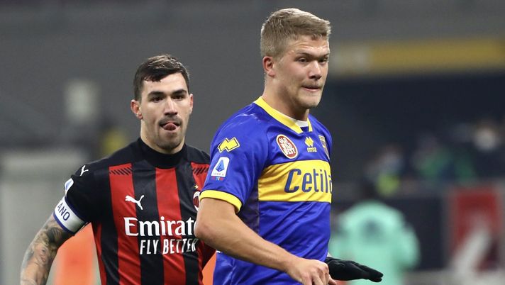 Alessio Romagnoli (difensore e capitano AC Milan) contro Andreas Cornelius in Milan-Parma (Serie A 2020-2021) | AC Milan News (Getty Images) 