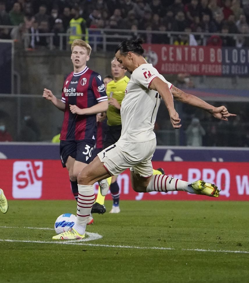 Bologna-Milan 2-4, stagione 2021-2022. Il Bologna, in 9 uomini, pareggia i conti. Bennacer e Ibrahimovic trascinano il Diavolo alla vittoria nel finale di gara (getty images) Bologna-Milan 2-4, stagione 2021-2022. Il Bologna, in 9 uomini, pareggia i conti. Bennacer e Ibrahimovic trascinano il Diavolo alla vittoria nel finale di gara (getty images)