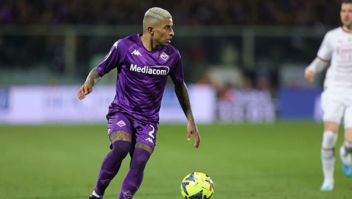 FLORENCE, ITALY - MARCH 04: Domilson Cordeiro dos Santos known as Dodo of ACF Fiorentina in action during the Serie A match between ACF Fiorentina and AC MIlan at Stadio Artemio Franchi on March 4, 2023 in Florence, Italy. (Photo by Gabriele Maltinti/Getty Images) Dodo: “Italiano mi ha detto che sono un giocatore forte, sono felice per l’assist” - immagine 1