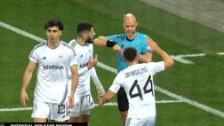 Espulsione comica in Europa League, dà il cinque all’arbitro ma… lo espelle