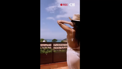 VIDEO / Jovana sempre più hot. Lady Djordjevic sfila e il lato B toglie il fiato
