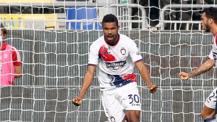 Junior Messias, calciatore del Milan, qui con la maglia del Crotone (Getty Images)