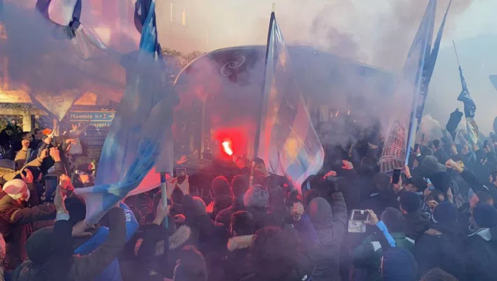 Lazio, i tifosi salutano il pullman della squadra