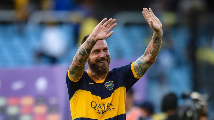 BUENOS AIRES, ARGENTINA - NOVEMBER 24: Daniele De Rossi of Boca Juniors waves the fans before a match between Boca Juniors and Union as part of Superliga 2019/20 at Estadio Alberto J. Armando on November 24, 2019 in Buenos Aires, Argentina. (Photo by Marcelo Endelli/Getty Images) BUENOS AIRES, ARGENTINA - NOVEMBER 24: Daniele De Rossi of Boca Juniors waves the fans before a match between Boca Juniors and Union as part of Superliga 2019/20 at Estadio Alberto J. Armando on November 24, 2019 in Buenos Aires, Argentina. (Photo by Marcelo Endelli/Getty Images)