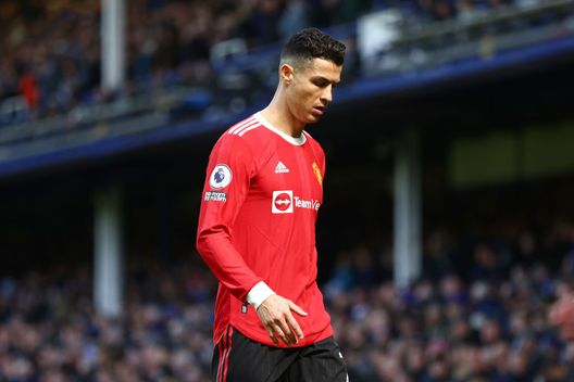 LIVERPOOL, ENGLAND - APRIL 09: Cristiano Ronaldo of Manchester United reacts during the Premier League match between Everton and Manchester United at Goodison Park on April 09, 2022 in Liverpool, England. (Photo by Clive Brunskill/Getty Images) Il Manchester United risponde a Ronaldo: avviati procedimenti contro CR7- immagine 2