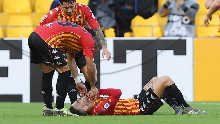 BENEVENTO, ITALY - OCTOBER 25: Pasquale Schiattarella, Gianluca Lapadula and Roberto Insigne of Benevento Calcio celebrate the 1-0 goal scored by Roberto Insigne during the Serie A match between Benevento Calcio and SSC Napoli at Stadio Ciro Vigorito on October 25, 2020 in Benevento, Italy. (Photo by Francesco Pecoraro/Getty Images) BENEVENTO, ITALY - OCTOBER 25: Pasquale Schiattarella, Gianluca Lapadula and Roberto Insigne of Benevento Calcio celebrate the 1-0 goal scored by Roberto Insigne during the Serie A match between Benevento Calcio and SSC Napoli at Stadio Ciro Vigorito on October 25, 2020 in Benevento, Italy. (Photo by Francesco Pecoraro/Getty Images)