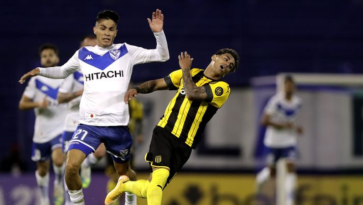 BUENOS AIRES, ARGENTINA - OCTOBER 28: Facundo Torres of Peñarol fights for the ball with Pablo Galdames of Velez during a second round match of Copa CONMEBOL Sudamericana 2020 between Velez and Peñarol at Jose Amalfitani Stadium on October 28, 2020 in Buenos Aires, Argentina. (Photo by Juan I. Roncoroni-Pool/Getty Images) BUENOS AIRES, ARGENTINA - OCTOBER 28: Facundo Torres of Peñarol fights for the ball with Pablo Galdames of Velez during a second round match of Copa CONMEBOL Sudamericana 2020 between Velez and Peñarol at Jose Amalfitani Stadium on October 28, 2020 in Buenos Aires, Argentina. (Photo by Juan I. Roncoroni-Pool/Getty Images)