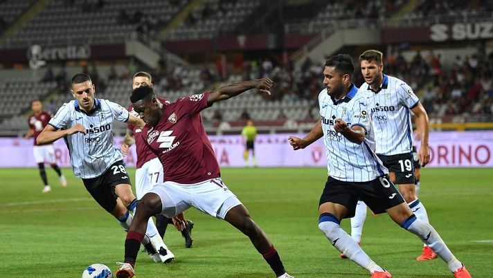 TURIN, ITALY - AUGUST 21: Wilfried Singo (C) of Torino FC is challenged by Merih Demiral (R) of Atalanta BC during the Serie A match between Torino FC and Atalanta BC at Stadio Olimpico di Torino on August 21, 2021 in Turin, Italy. (Photo by Valerio Pennicino/Getty Images) 