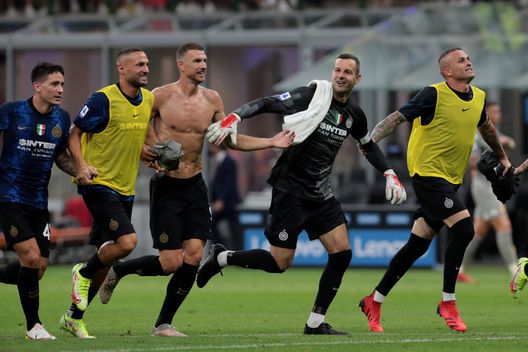 MILAN, ITALY - AUGUST 21: Samir Handanovic of FC Internazionale celebrates with teammates at the end of the Serie A match between FC Internazionale v Genoa CFC at Stadio Giuseppe Meazza on August 21, 2021 in Milan, Italy. (Photo by Emilio Andreoli - Inter/Inter via Getty Images) MILAN, ITALY - AUGUST 21: Samir Handanovic of FC Internazionale celebrates with teammates at the end of the Serie A match between FC Internazionale v Genoa CFC at Stadio Giuseppe Meazza on August 21, 2021 in Milan, Italy. (Photo by Emilio Andreoli - Inter/Inter via Getty Images)
