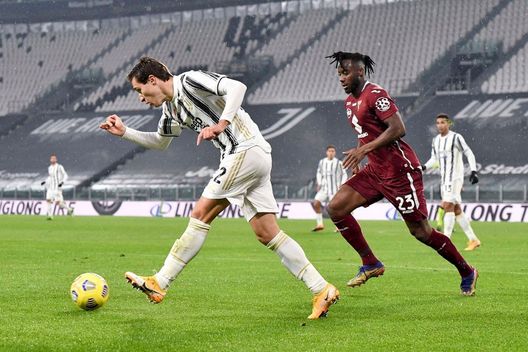 TURIN, ITALY - DECEMBER 05: Federico Chiesa of Juventus in action against Soualiho Meite of Torino FC during the Serie A match between Juventus and Torino FC at Allianz Stadium on December 05, 2020 in Turin, Italy. (Photo by Daniele Badolato - Juventus FC/Juventus FC via Getty Images) TURIN, ITALY - DECEMBER 05: Federico Chiesa of Juventus in action against Soualiho Meite of Torino FC during the Serie A match between Juventus and Torino FC at Allianz Stadium on December 05, 2020 in Turin, Italy. (Photo by Daniele Badolato - Juventus FC/Juventus FC via Getty Images)